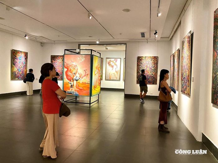 Không gian triển lãm vào ngày thứ hai mở cửa tự do tại Bảo tàng Mỹ thuật Việt Nam. Ảnh: Trần Phương