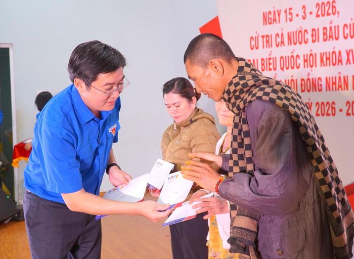 Anh Bùi Minh Tuấn - Ủy viên Ban Thường vụ, Trưởng Ban Công tác Đoàn Trung ương Đoàn trao quà cho người dân và hộ gia đình thanh niên hoàn cảnh khó khăn ở Chư Sê.