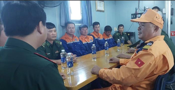 Các thuyền viên sau khi được giải cứu.