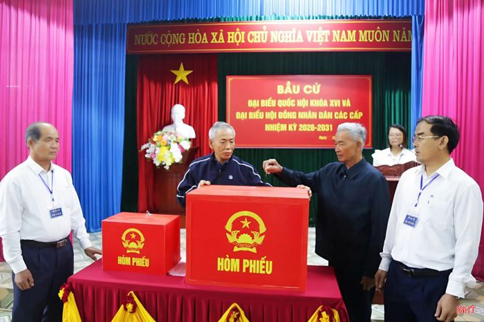 Từ việc kiểm tra hòm phiếu, bố trí khu vực bỏ phiếu, hướng dẫn cử tri nhận phiếu đến việc phối hợp giữa các bộ phận trong tổ bầu cử, tất cả đều được thực hành nghiêm túc.