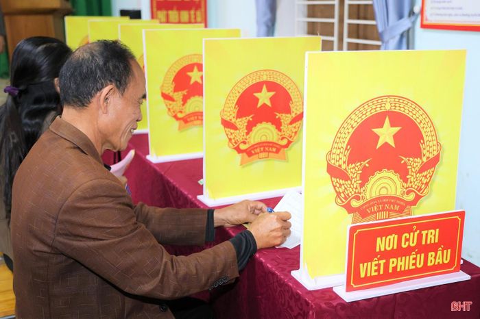 Từ khai mạc cuộc bầu cử tại khu vực bỏ phiếu, công bố số lượng cử tri, thông báo giờ bắt đầu bỏ phiếu đến việc nhấn mạnh quyền và nghĩa vụ của cử tri được tiến hành nghiêm túc, chặt chẽ.