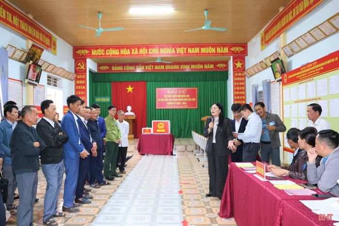 Bà Bùi Thị Hoàng Oanh - Bí thư Đảng ủy, Chủ tịch HĐND, Chủ tịch Ủy ban bầu cử xã Toàn Lưu chia sẻ: "Việc vận hành thử không chỉ nhằm kiểm tra quy trình mà còn giúp từng thành viên trong tổ bầu cử hiểu rõ vai trò của mình, chủ động phối hợp với các bộ phận khác. Những vấn đề còn vướng mắc đã được trao đổi và thống nhất, qua đó góp phần tránh lúng túng khi bước vào ngày bầu cử chính thức. Chúng tôi cũng đã giao các tổ bầu cử trên địa bàn tổ chức nghiêm túc công tác vận hành thử để đảm bảo chương trình bầu cử chính thức được thông suốt".