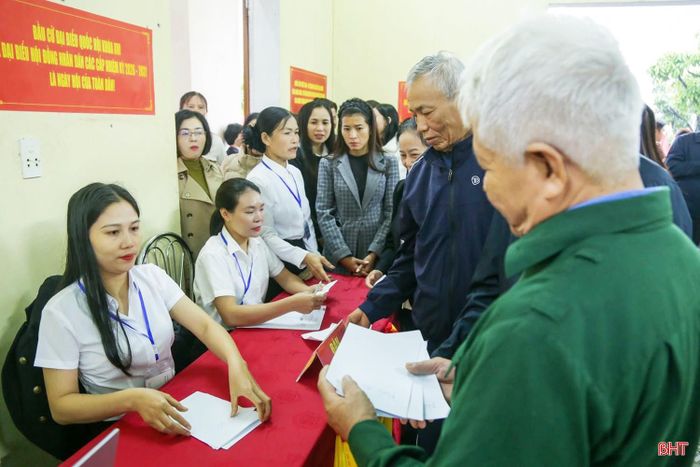 Phường Vũng Áng tổ chức vận hành thử nghiệm quy trình tổ chức bầu cử tại nhà văn hóa tổ dân phố Long Sơn.