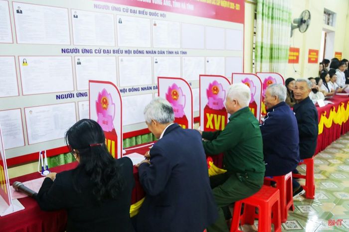 Không chỉ thực hiện đầy đủ các bước của quy trình bầu cử, buổi vận hành còn đặt ra một số tình huống giả định để lực lượng làm nhiệm vụ xử lý ngay tại chỗ.