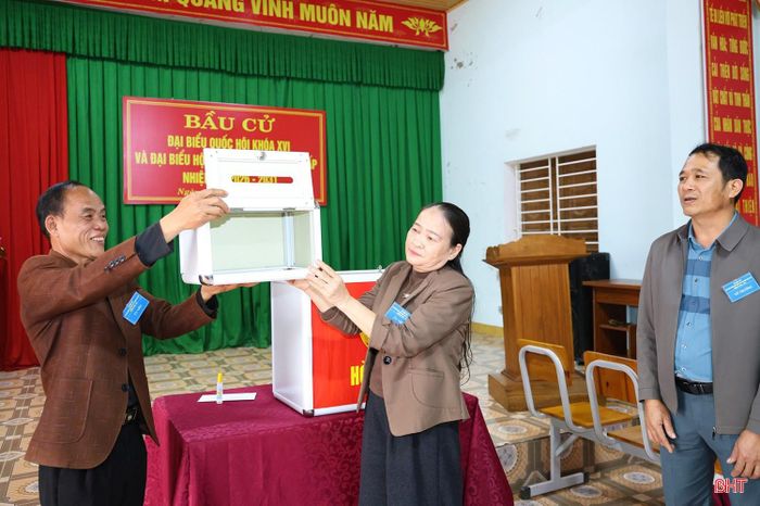 Các bước kiểm tra và niêm phong hòm phiếu; việc đón tiếp, hướng dẫn cử tri, đối chiếu danh sách, phát phiếu bầu, hướng dẫn vào khu vực viết phiếu, bỏ phiếu vào hòm phiếu và đóng dấu xác nhận đã bỏ phiếu đều được diễn tập một cách bài bản.