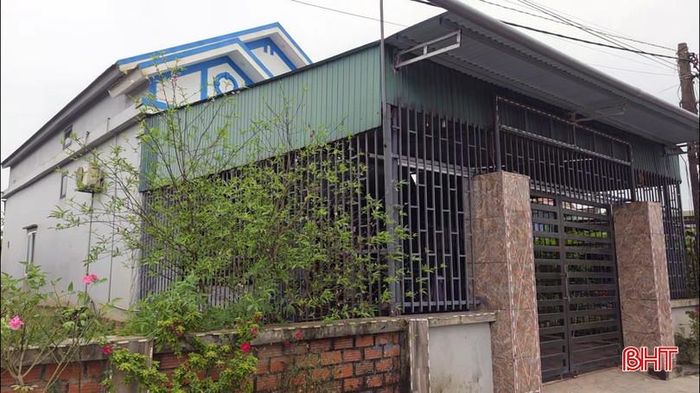 Căn nhà kiên cố nơi các đối tượng đánh bạc có nhiều lớp cửa, lắp các camera cảnh giới.