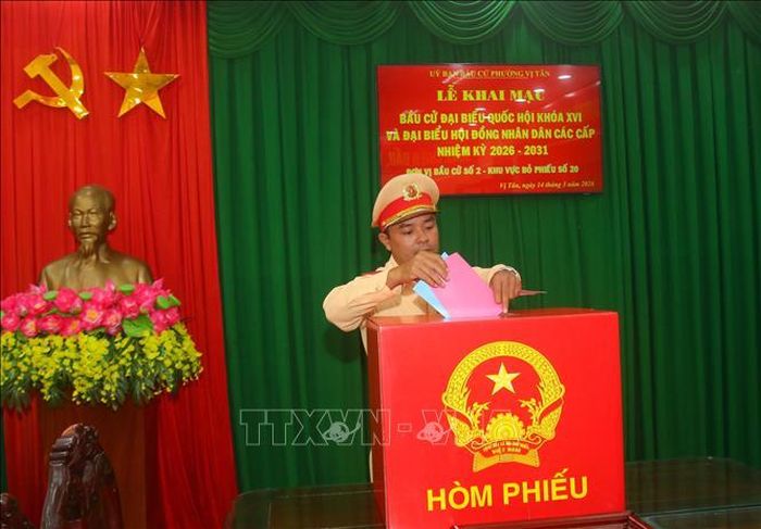 Cử tri lực lượng vũ trang bỏ phiếu bầu. Ảnh: Duy Khương/TTXVN