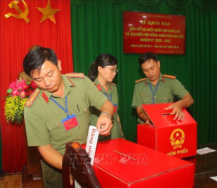 Tổ bầu cử kiểm trang và niêm yết thùng phiếu. Ảnh: Duy Khương/TTXVN