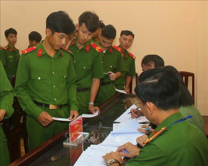 Bàn hướng dẫn cử tri lực lượng vũ trang bỏ phiếu bầu cử. Ảnh: Duy Khương/TTXVN