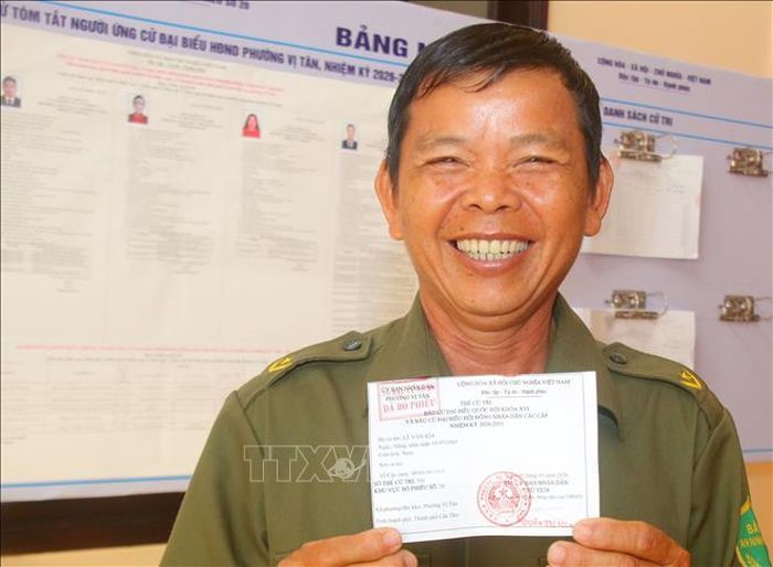 Cử tri Lê Văn Kía, khu vực 7, phường Vị Tân, thành phố Cần Thơ hoàn thành bỏ phiếu bầu cử sáng 14/3. Ảnh: Duy Khương/TTXVN