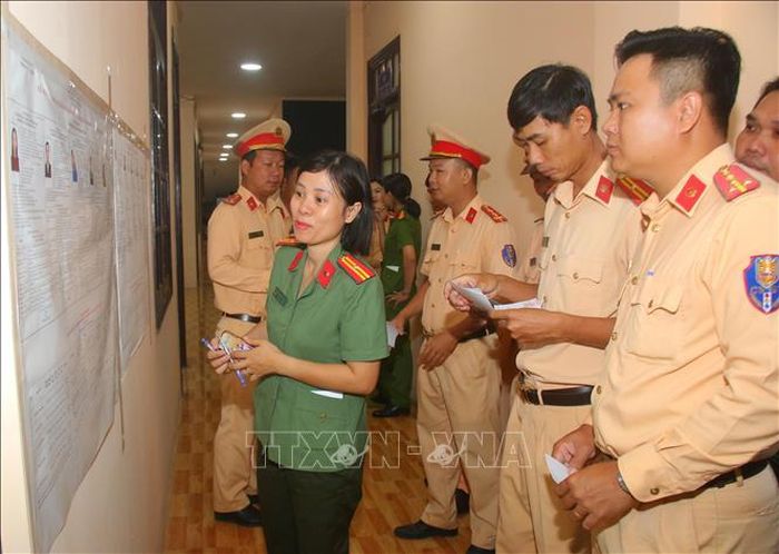 Cử tri lực lượng vũ trang nghiên cứu thông tin về đại biểu ứng cử trước khi bỏ phiếu bầu. Ảnh: Duy Khương/TTXVN