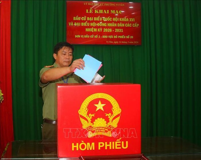 Thượng tá Ngô Tấn Hùng, Phó trưởng Công an phường Vị Tân bỏ phiếu bầu. Ảnh: Duy Khương/TTXVN