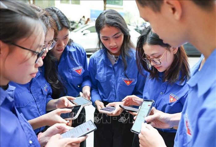Thành thạo về công nghệ, am hiểu về các ứng dụng, mỗi đoàn viên, thanh niên, cán bộ trẻ Trường Đại học Sư phạm Hà Nội đã và đang là nhân tố tích cực cho công tác bầu cử. Ảnh: Thanh Tùng