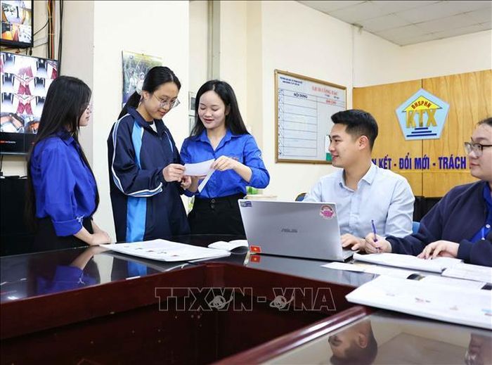 Đoàn thanh niên phát phiếu cho cử tri là sinh viên. Ảnh: Thanh Tùng/TTXVN
