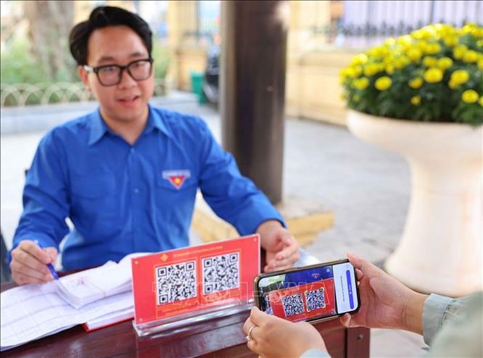 Công nghệ được ứng dụng tại mỗi khu vực bỏ phiếu, tạo thuận lợi tốt nhất cho cử tri tìm hiểu về bầu cử. Ảnh: Thanh Tùng/TTXVN