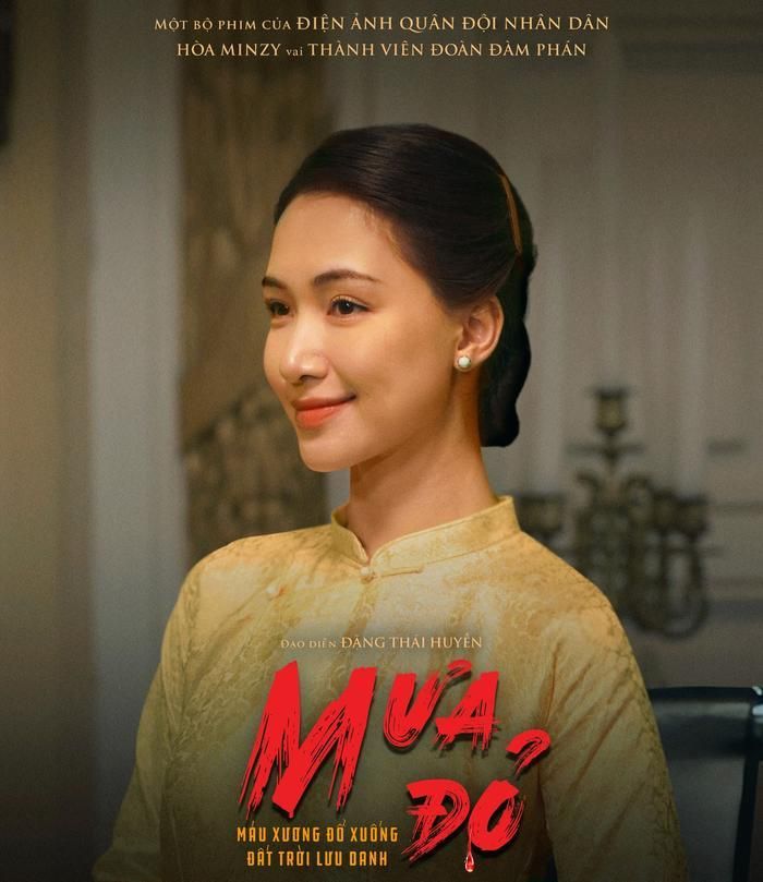 Tạo hình Hòa Minzy trong vai thành viên đoàn đàm phán phim Mưa Đỏ. - Ảnh: NSX