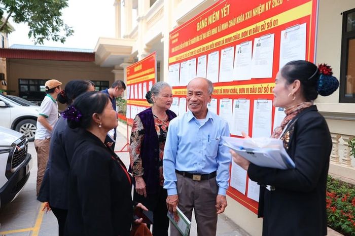 Cử tri xã Minh Châu nghiên cứu tiểu sử các ứng cử viên đại biểu HĐND xã nhiệm kì 2026-2031