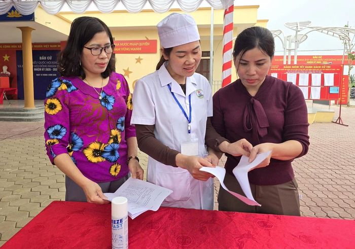 Bác sĩ Lê Thị Lộc, Giám đốc Trạm Y tế xã Minh Châu kiểm tra công tác chuẩn bị, triển khai kế hoạch tại địa phương