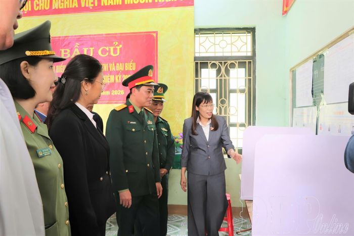 Phó Chủ tịch HĐND tỉnh Cao Thị Tuyết Lan kiểm tra khu vực ghi phiếu bầu tại điểm bỏ phiếu bản Noong É, xã Mường Nhà.