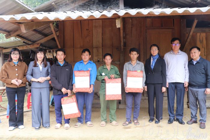Phó Chủ tịch HĐND tỉnh Cao Thị Tuyết Lan tặng quà người dân bản Pha Thanh, xã Mường Nhà.