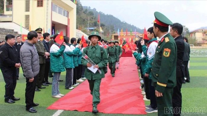 Thanh niên xã Mù Cang Chải lên đường thực hiện nghĩa vụ quân sự.