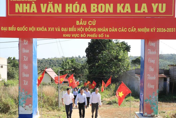 Cờ, pa nô được trang trí tại bon Ka La Yu, xã Quảng Khê