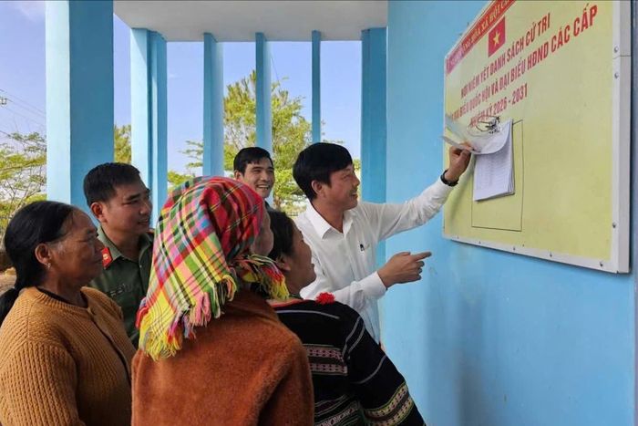 Danh sách cử tri được các tổ bầu cử niêm yết từ sớm để người dân rà soát, kiểm tra, đối chiếu thông tin