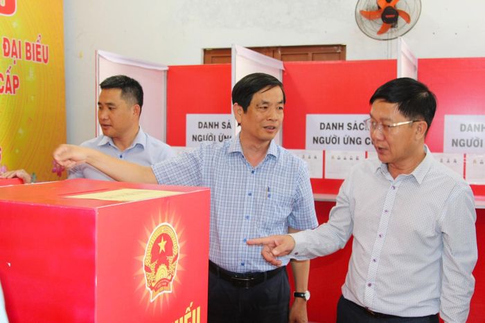 Tổ công tác của Đoàn kiểm tra do Ủy ban Bầu cử tỉnh Lâm Đồng thành lập kiểm tra tại xã Tân Hải