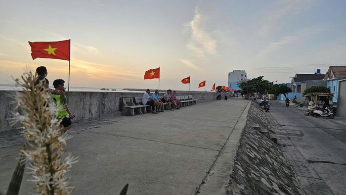 Đặc khu Phú Quý được trang trí rực rỡ cờ hoa trước ngày bầu cử