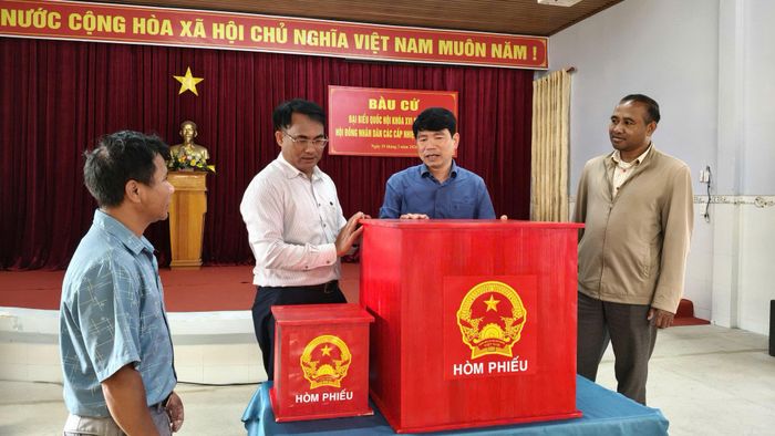 Công tác rà soát danh sách cử tri, tuyên truyền và chuẩn bị khu vực bỏ phiếu bầu cử ở Lâm Đồng đang được hoàn tất những khâu cuối cùng