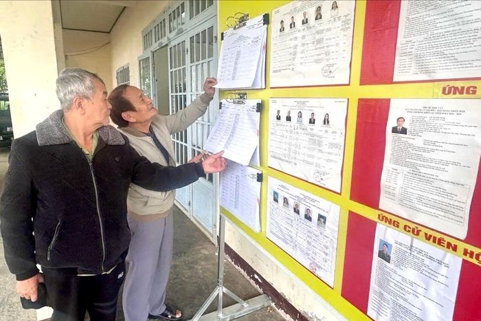 Cử tri tìm hiểu thông tin ứng cử viên tại các điểm niêm yết danh sách