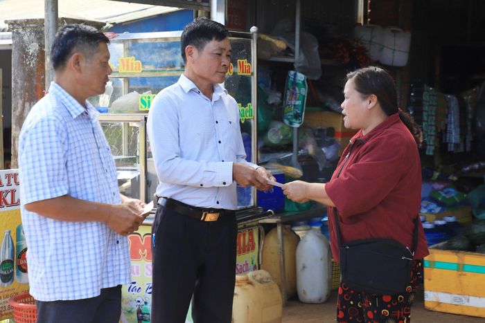Đến từng hộ dân phát thẻ cử tri, kết hợp tuyên truyền về ý nghĩa của cuộc bầu cử