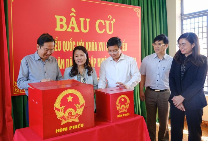 Tổ công tác của Đoàn kiểm tra do Ủy ban Bầu cử tỉnh Lâm Đồng thành lập kiểm tra tại xã Bảo Lâm 5