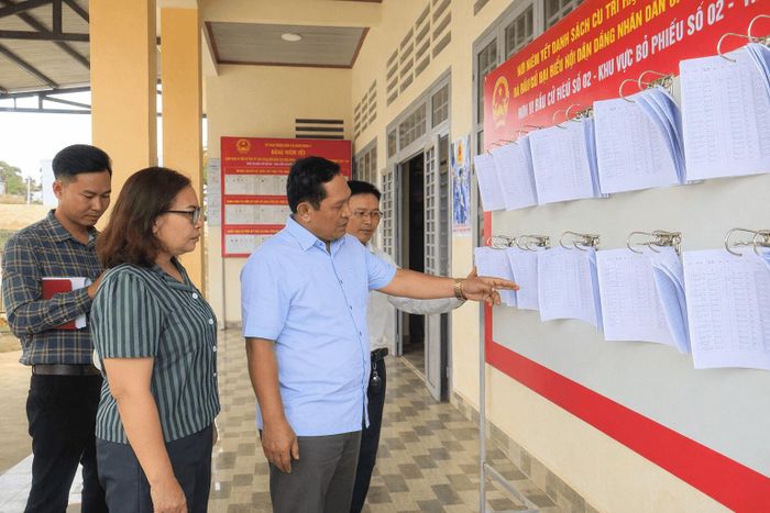 Ủy viên Ban Thường vụ Tỉnh ủy, Phó Chủ tịch HĐND tỉnh Lâm Đồng K’ Mák và thành viên đoàn giám sát công tác chuẩn bị bầu cử tại khu vực bỏ phiếu số 2, thôn Tân Tiến, xã Đam Rông 3