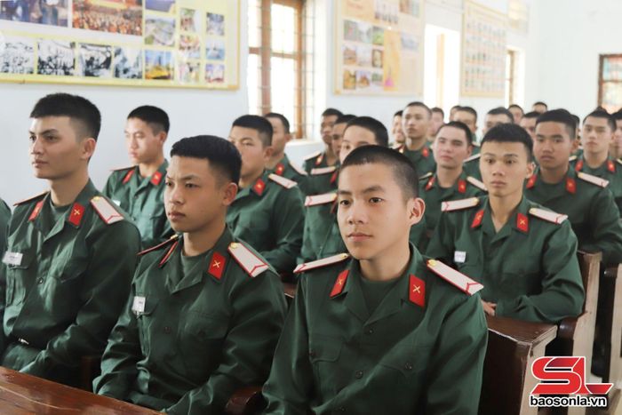 Chiến sĩ mới hào hứng tham gia huấn luyện.