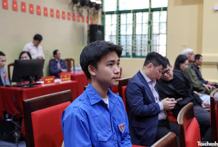 Cử tri Phạm Đình Thế Vũ (sinh năm 2008) lần đầu tiên tham gia bỏ phiếu tại khu vực bầu cử số 2 phường Ba Đình .