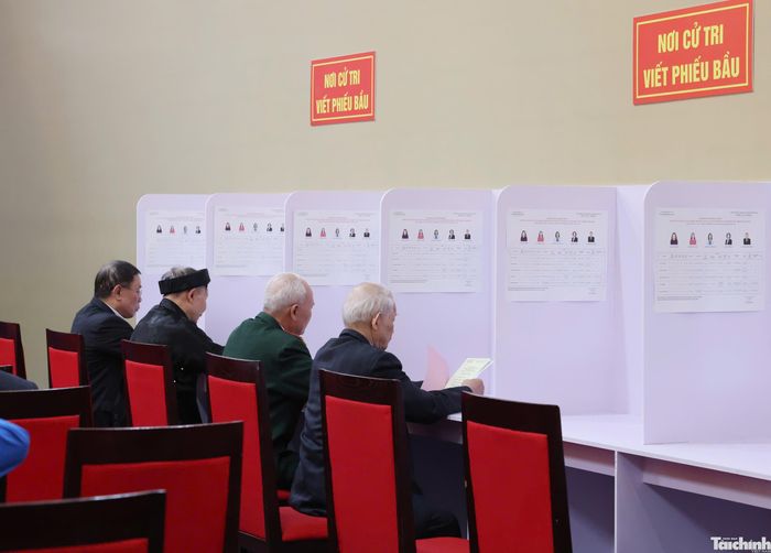 Tại khu vực bỏ phiếu, cử tri thực hiện quyền bầu cử đối với 3 cấp gồm: đại biểu Quốc hội khóa XVI, đại biểu HĐND TP. Hà Nội và đại biểu HĐND phường Ba Đình nhiệm kỳ 2026 - 2031.