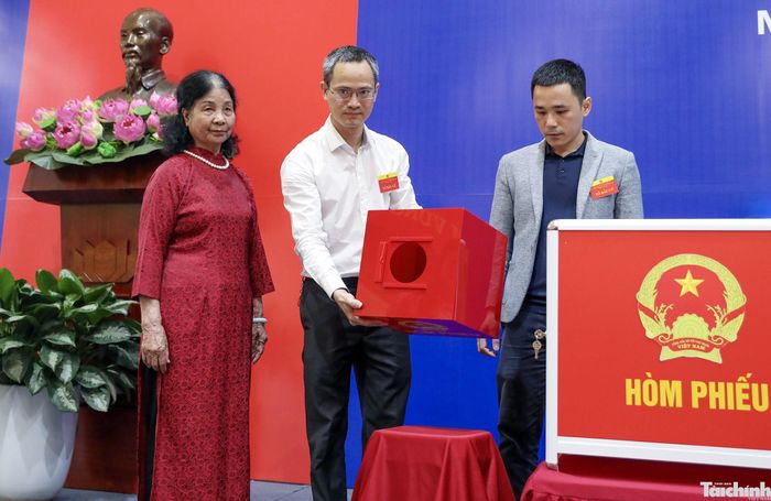 Dưới sự giám sát của cử tri, lực lượng tham gia tổ bầu cử kiểm thùng bỏ phiếu chính và thùng phiếu lưu động.