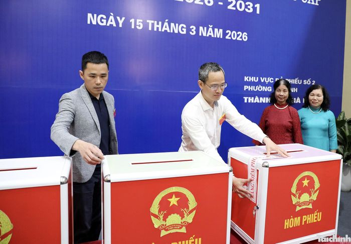Niêm phong hòm phiếu dưới sự chứng kiến của cử tri và người dân.