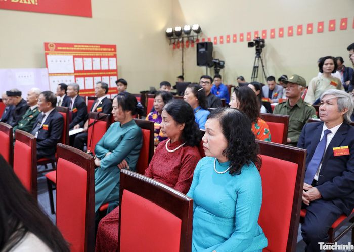 Các cử tri "giả định" nghe phổ biến về quy trình nhận và bỏ phiếu tại khu vực bầu cử số 2 phường Ba Đình.