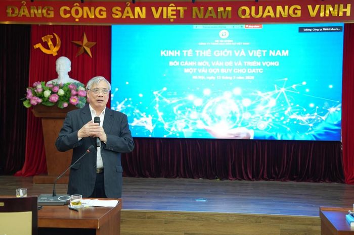 PGS.TS Trần Đình Thiên trao đổi tại cuộc tập huấn.