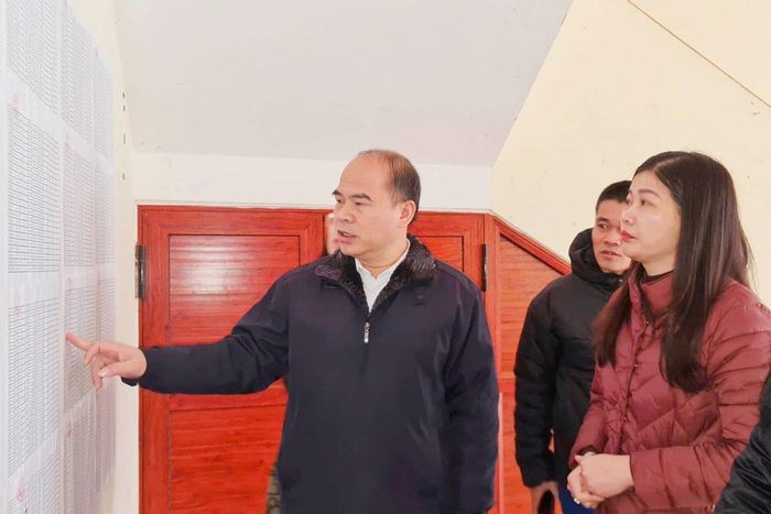 Đoàn công tác kiểm tra khu vực niêm yết danh sách cử tri tham gia bầu cử tại xã Ngân Sơn. Ảnh: Quý Đôn
