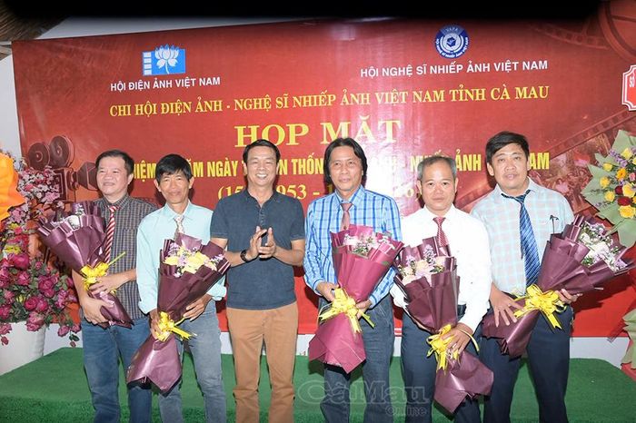 Đồng chí Nguyễn Nam Phong, Phó Trưởng ban Tuyên giáo và Dân vận Tỉnh uỷ Cà Mau tặng hoa, chúc mừng các tác giả đoạt giải.