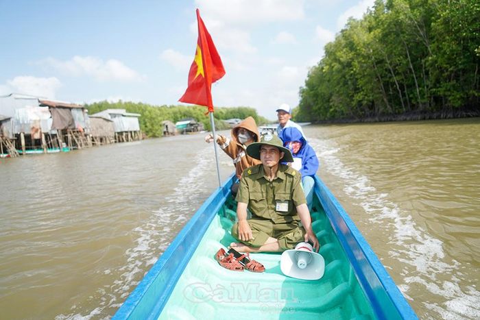  Cán bộ ấp Biện Trượng sử dụng vỏ lãi đến từng hộ dân ven sông để tuyên truyền bầu cử.