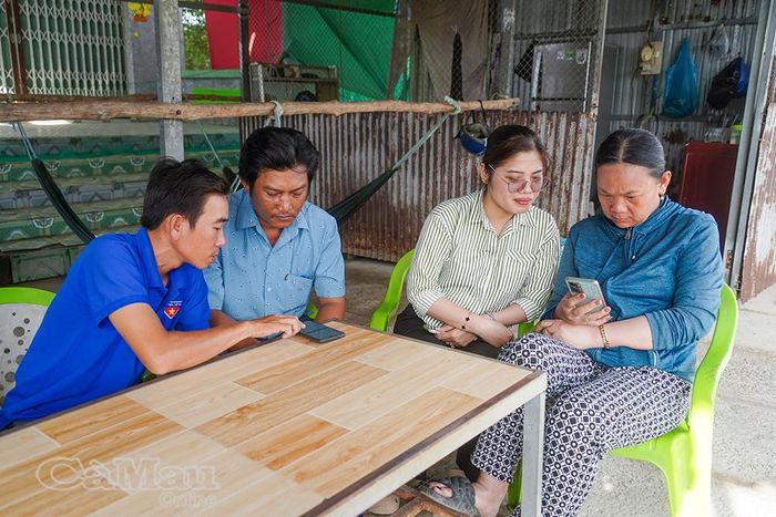 Cán bộ xã, ấp đến từng hộ dân ấp Biện Trường (xã Đất Mới) tuyên truyền về ngày bầu cử.