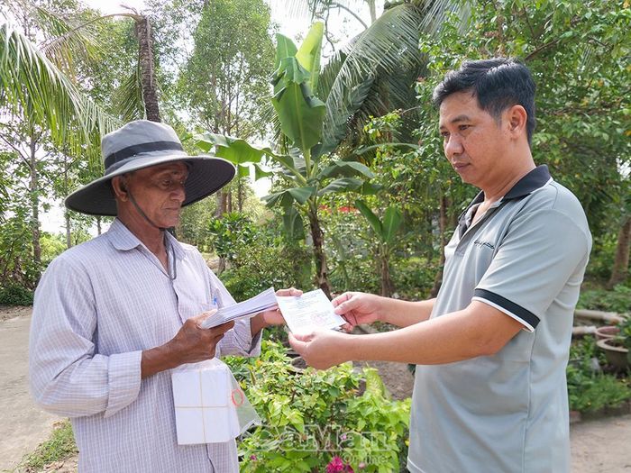  Ban dân chánh ấp Đường Đào (Xã Hồ Thị Kỷ) phát thẻ cử tri và tuyên truyền bầu cử cho đồng bào Khmer.