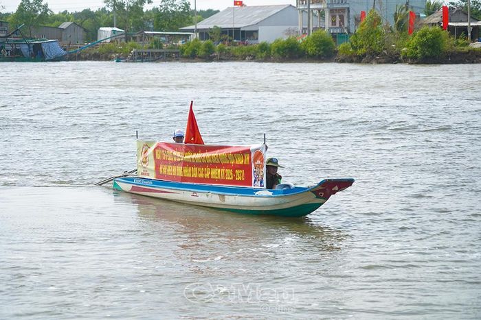Những chiếc vỏ lãi tuyên truyền len lỏi trên các tuyến kênh, đưa thông tin bầu cử đến người dân vùng sông nước.