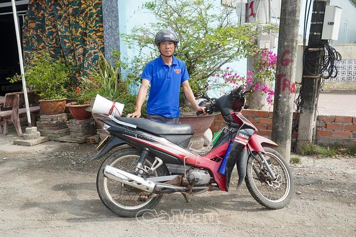 Cán bộ xã Đất Mới dùng xe máy gắn loa tuyên truyền bầu cử tại các khu dân cư có đông đồng bào dân tộc.