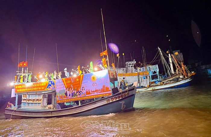 Xã Sông Đốc huy động cả ghe biển để tuyên truyền bầu cử, ảnh chụp tối 13/3/2026.