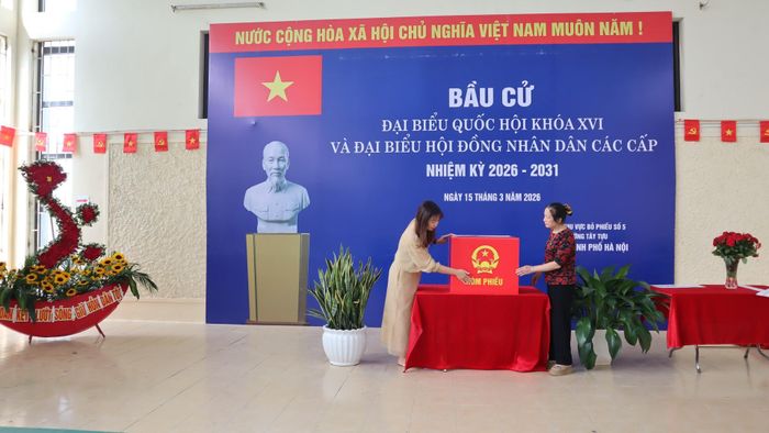 Bà Chu Thị Thiên Thanh và cô Chu Thị Thanh Huyền trang hoàng khu vực bỏ phiếu. Ảnh: XS